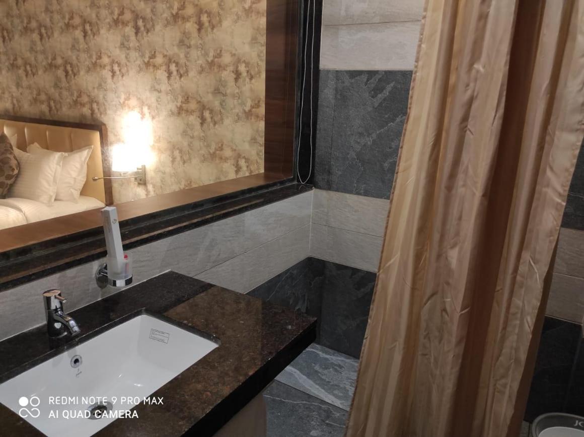 Hotel Shlok コールハープル エクステリア 写真