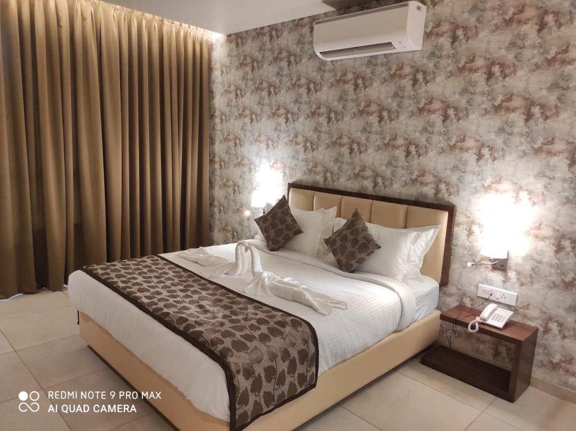 Hotel Shlok コールハープル エクステリア 写真