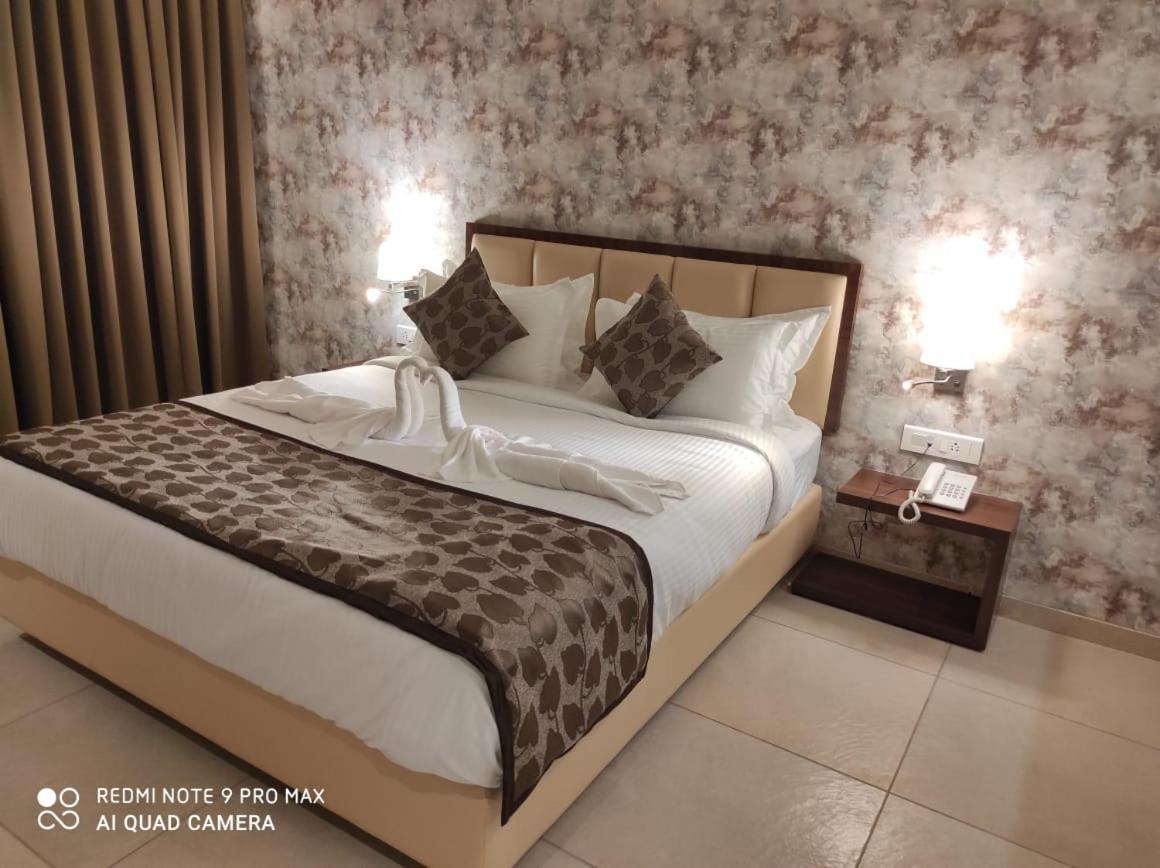 Hotel Shlok コールハープル エクステリア 写真